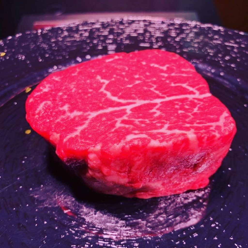 micello_s's tweet photo. Gönnt Euch doch mal was! Ab sofort bei Micello’s: Original Wagyū Rind 🥩👌🏻 Nur so lang der Vorrat reicht! 💫

#micellos #leipzig #wagyū #rind #beef #steak #japan #lecker #absofort https://t.co/5lod8V52WV