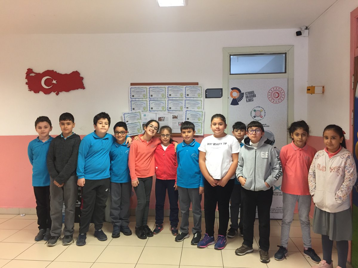 nevin43111392's tweet image. Kodlama ve robotik uygulama kursuna katılan öğrencilerim Bilgisayar Bilimleri Haftası boyunca çalışmalarının sonucunda sertifikalarını ve katılım belgelerini aldılar.okul panomuzu da hazırladık.Tebrik ediyorum..#HourOfCode #HourofCode2019 #habitatheryerde #kodlamasaati