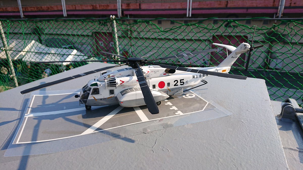 防災フェスタその2
うらが のヘリ甲板に展示されていたCH-53の模型
陸自の野外入浴セット2型で足湯体験ができます
防災関係の道具も展示してありました
大阪地本のマスコットのまもるくんもお出迎え。 