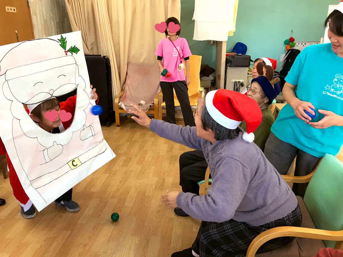 にじデイサービスセンター בטוויטר にじクリスマス会 ハンドベル演奏や的当てゲーム トイレットペーパーの芯を倒さないように引っ張るソリゲームなどを行いました ハプニングもあり 今年最後の大笑い 楽しかったあ サンタさんも 来てくれましたよ デイ