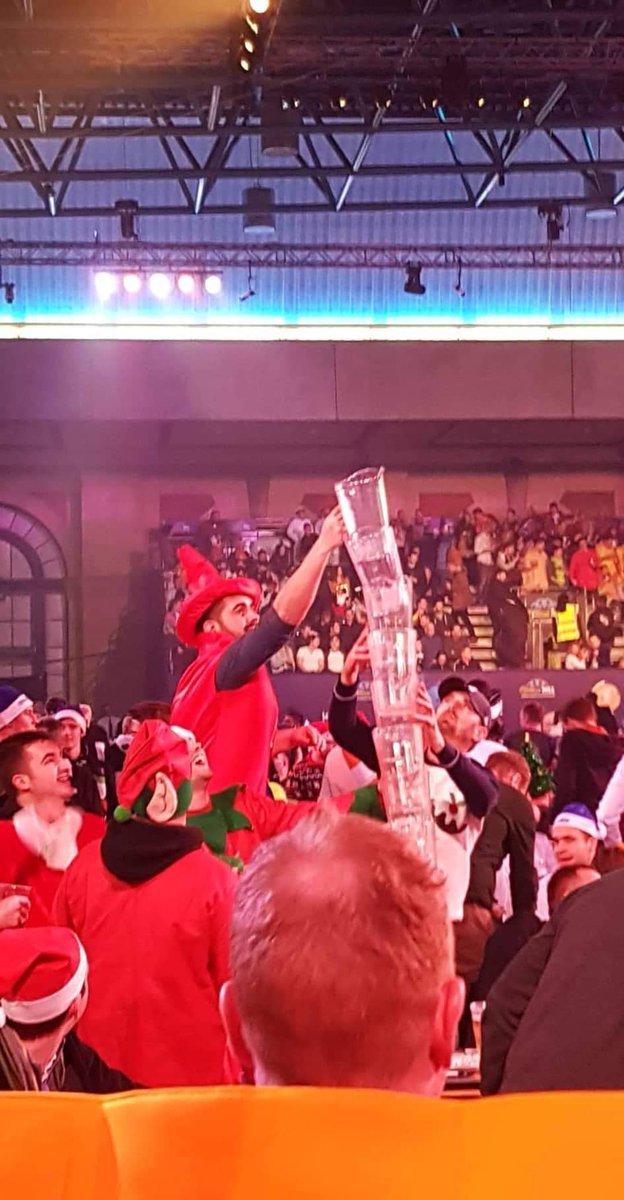 aroningio's tweet photo. Climbing the brutal Mt. Pitchers at #WorldDartsChampionship #peelan #pilan https://t.co/DJE2gh4BKu