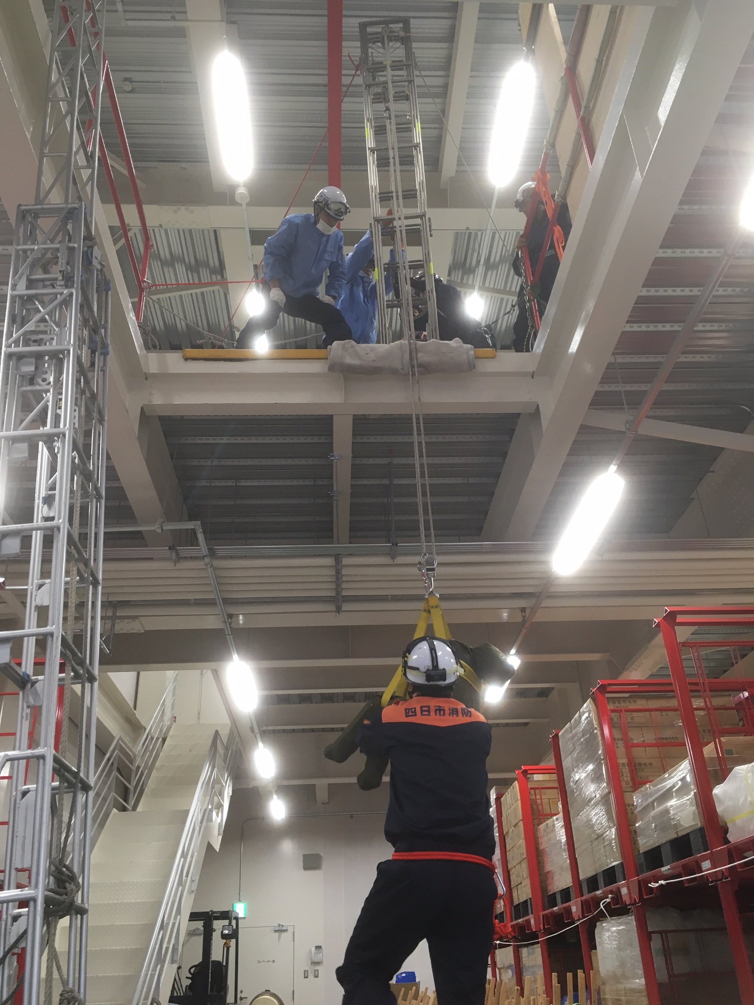 四日市市消防本部 公式 低所からの要救助者救出訓練を実施しました 北部分署の消防車両には主要な救助資器材は積載されていません しかし 救助現場で救助隊と連携して要救助者を１秒でも早く救出することを日頃から想定して訓練を重ねています 北部