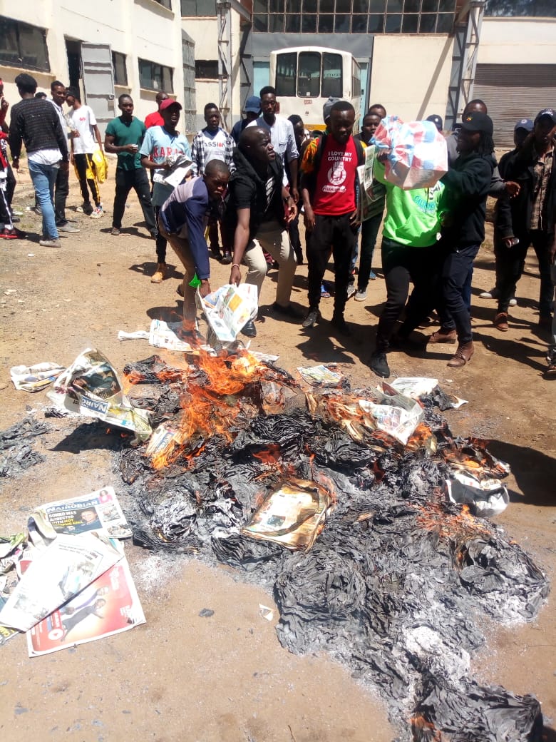 BrianLiberator's tweet photo. #NairobianNiScam
Nairobian meets the anger of comrades as they burned it down on the Nairobi streets https://t.co/clAOqxzETA
