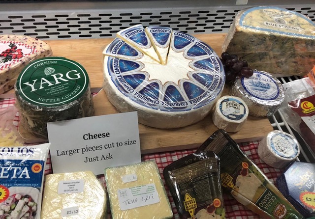 A fine selection of cheeses for Christmas:

'Oxford Blue, Cropwell Bishop, Cornish Yarg, Wensleydale with Cranberries, Cambazola...'

All available and cut to order... 

#shoplocal #supplylocal #buylocal #localshop #ewelme #oxon #christmascheese #cheeses #oxfordshire #oxfordblue
