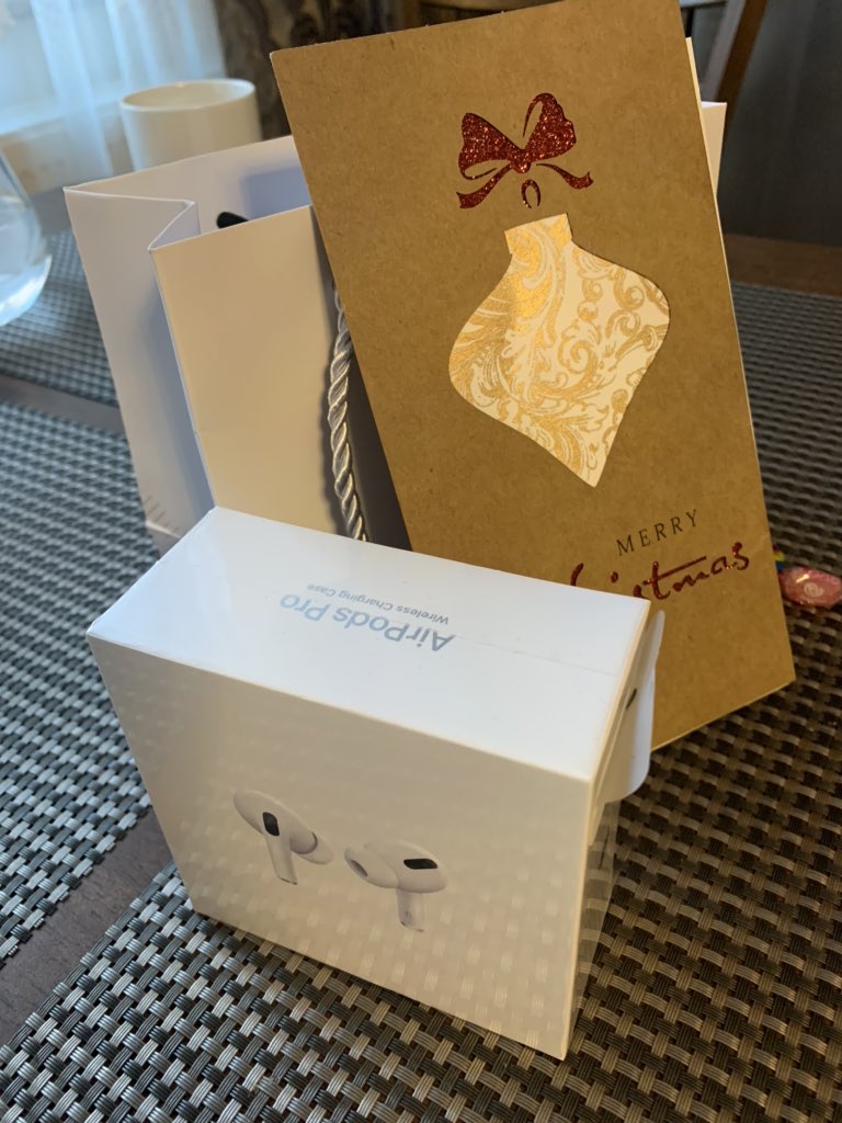 Шинэ жилийн бэлэг эхнээсээ ирлээ.