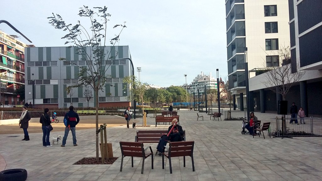 sants3radio's tweet photo. Ara mateix la inauguració dels Jardins de #Magòria al carrer Corral amb el carrer Amadeu Oller del barri de #LaBordeta. El nou espai públic de  prop de 6.000  metres quadrats uneix el barri amb la Gran Via. https://t.co/nuSayh2xSk