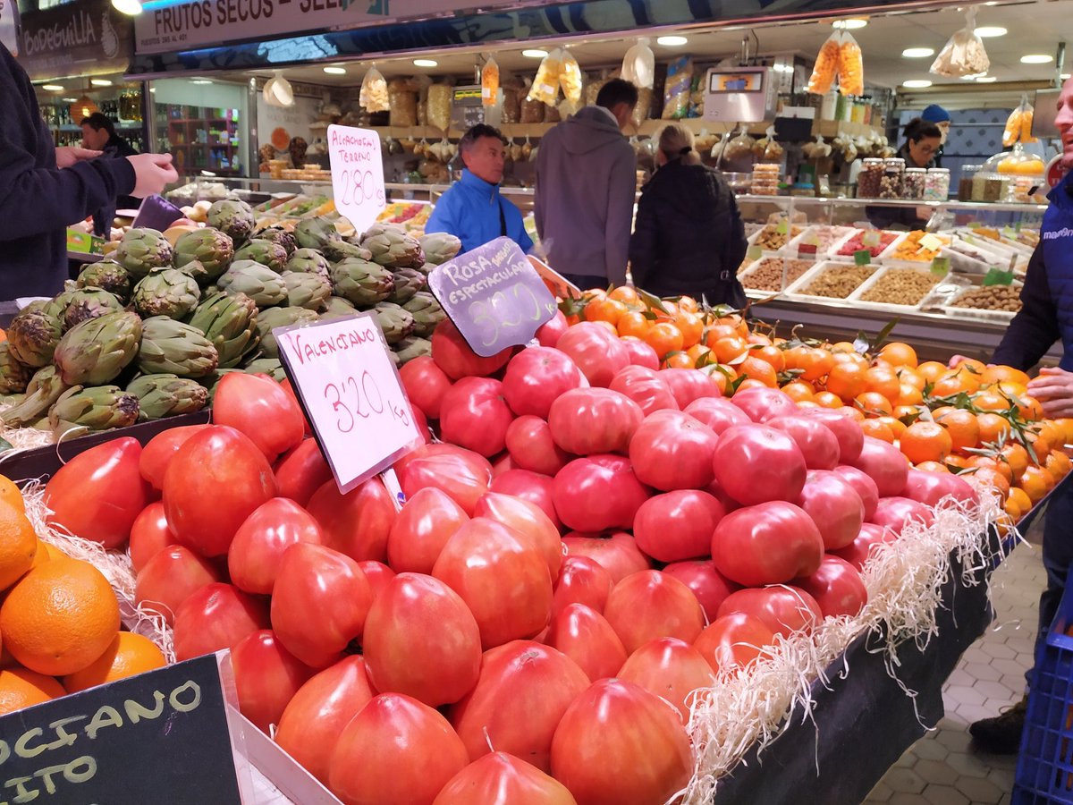 🍅🥒 Ja saps, dissabte és dia de #mercat i tenim la sort de comptar amb un fum de mercats municipals plens de productes de proximitat, de l’horta 🥔 i de temporada 🍊. Fes la teua llista 📝 i acosta't al que vulgues o tingues més a prop! 🙌🏻