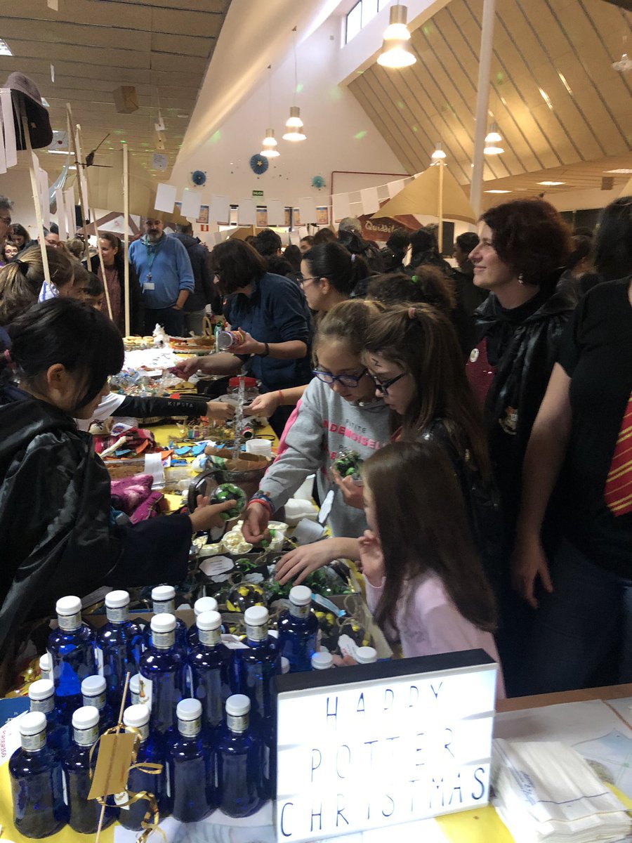 aranjuezocho's tweet photo. El Callejón Diagon, Mercadillo de #Rodwarts fue todo un éxito de participación, colaboración, convivencia ...y trabajo en equipo de alumnos, profes y padres y también de las empresas que nos han regalado multitud de material. Todos estamos orgullosos de nuestro cole.Enhorabuena. https://t.co/Kn3X4aGSXL