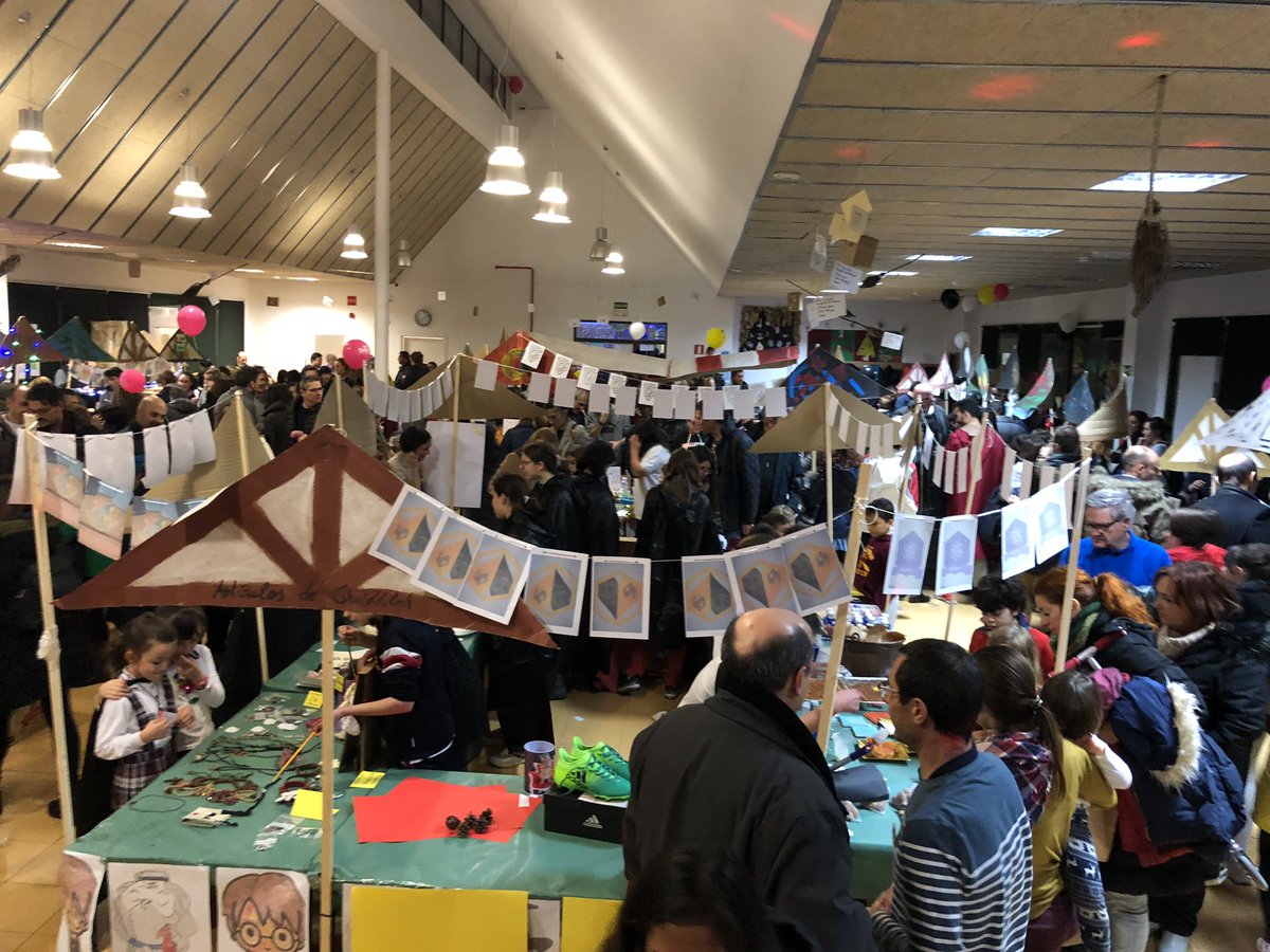 aranjuezocho's tweet photo. El Callejón Diagon, Mercadillo de #Rodwarts fue todo un éxito de participación, colaboración, convivencia ...y trabajo en equipo de alumnos, profes y padres y también de las empresas que nos han regalado multitud de material. Todos estamos orgullosos de nuestro cole.Enhorabuena. https://t.co/Kn3X4aGSXL