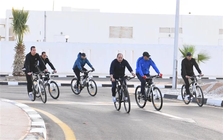 ElBaladOfficial's tweet photo. #السيسي يجرى جولة تفقدية بالدراجة فجر اليوم بمدينة #شرم_الشيخ
#صدى_البلد #البلد
https://t.co/OcEYRHTUQU https://t.co/SeFnmDZDJN