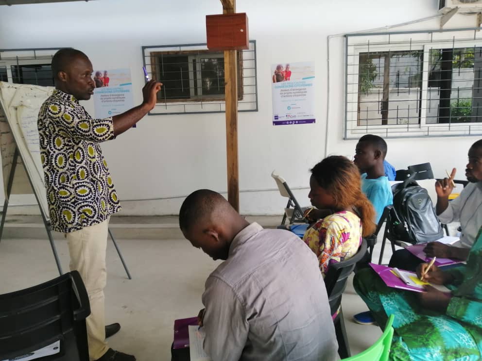 etristars's tweet photo. Apres une présentation des Rencontres Connexions Citoyennes, place maintenant aux ateliers d'émergence de projets numériques. En groupe de 4-4 nos entrepreneurs réfléchiront sur des thématiques comme la santé, l'environnement, l'eau, la politique…
#wasexo #MakeSence #CFImedia https://t.co/sIXdyiikpG