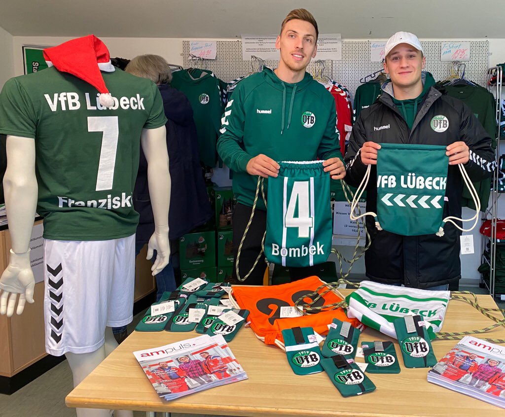 Verkauf gestartet: Die limitierten #VfB-Fanartikel sind seit 11 Uhr zur Grün-Weißen-Weihnacht im Fanshop auf der Lohmühle erhältlich und erfreuen sich großer Beliebtheit. #Upcycling #DRK #Luebeck #drkhl150 

drk-luebeck.de/das-drk/aktuel…