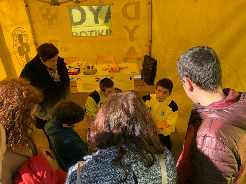 DYAGipuzkoa's tweet photo. Gaur Beasaingo Motor Asteburuarekin kolaboratzen ari gara. Animatu zaitez, pertsona bat suspertzen erakutsiko dizugu! 

Hoy estamos colaborando en #Beasain-go Motor Asteburua. Anímate, ¡te enseñamos a reanimar a una persona! #DYA https://t.co/6gezzsGhRf