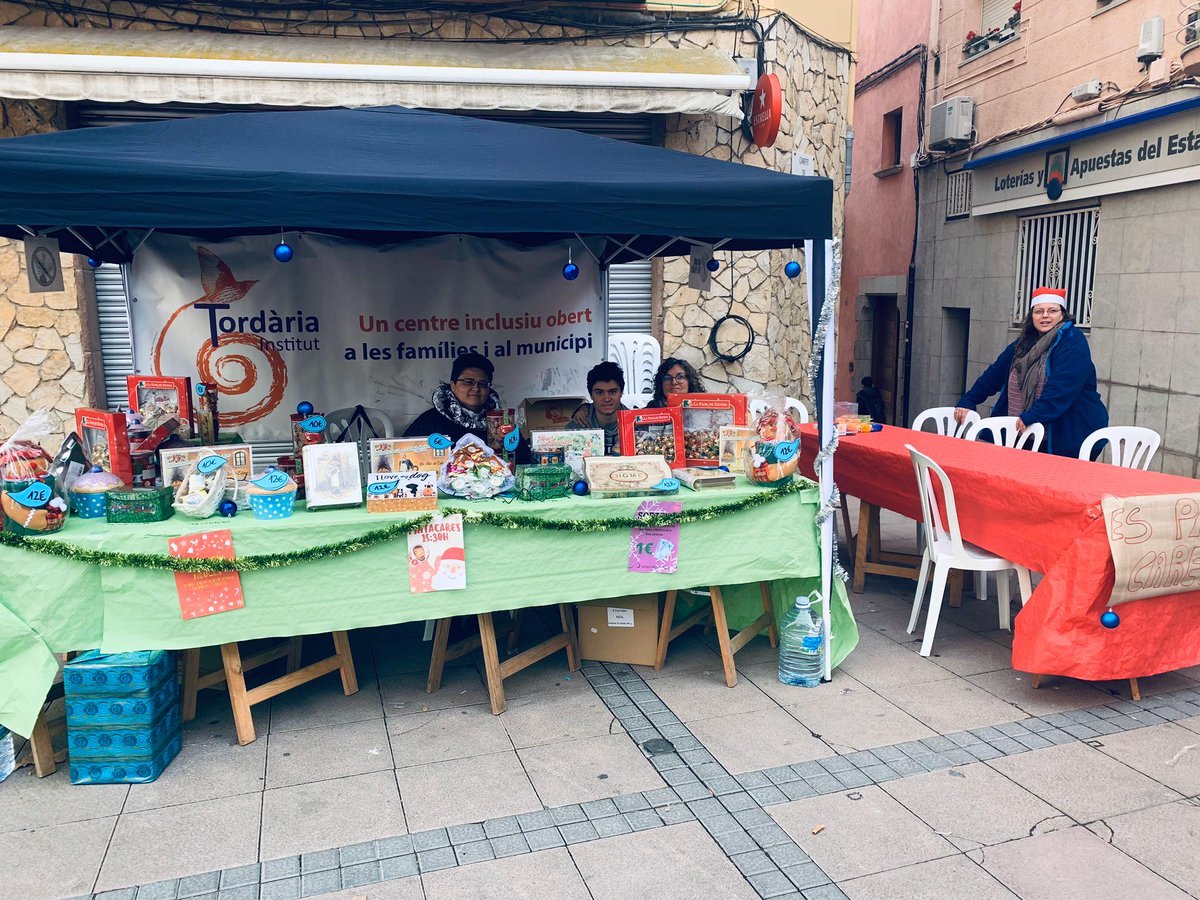 L'alumnat de 4t té parada al mercat de Nadal de Tordera!!! Animeu-vos a anar-hi i compreu dolços nadalencs, números per al sorteig d'un cap de setmana a Mallorca i, els més petits, pinteu-vos la cara al taller que farem a partir de les 15h <a href="/insTordaria/">Institut Tordària</a> <a href="/Aj_Tordera/">Ajuntament de Tordera</a> #NadalTordària