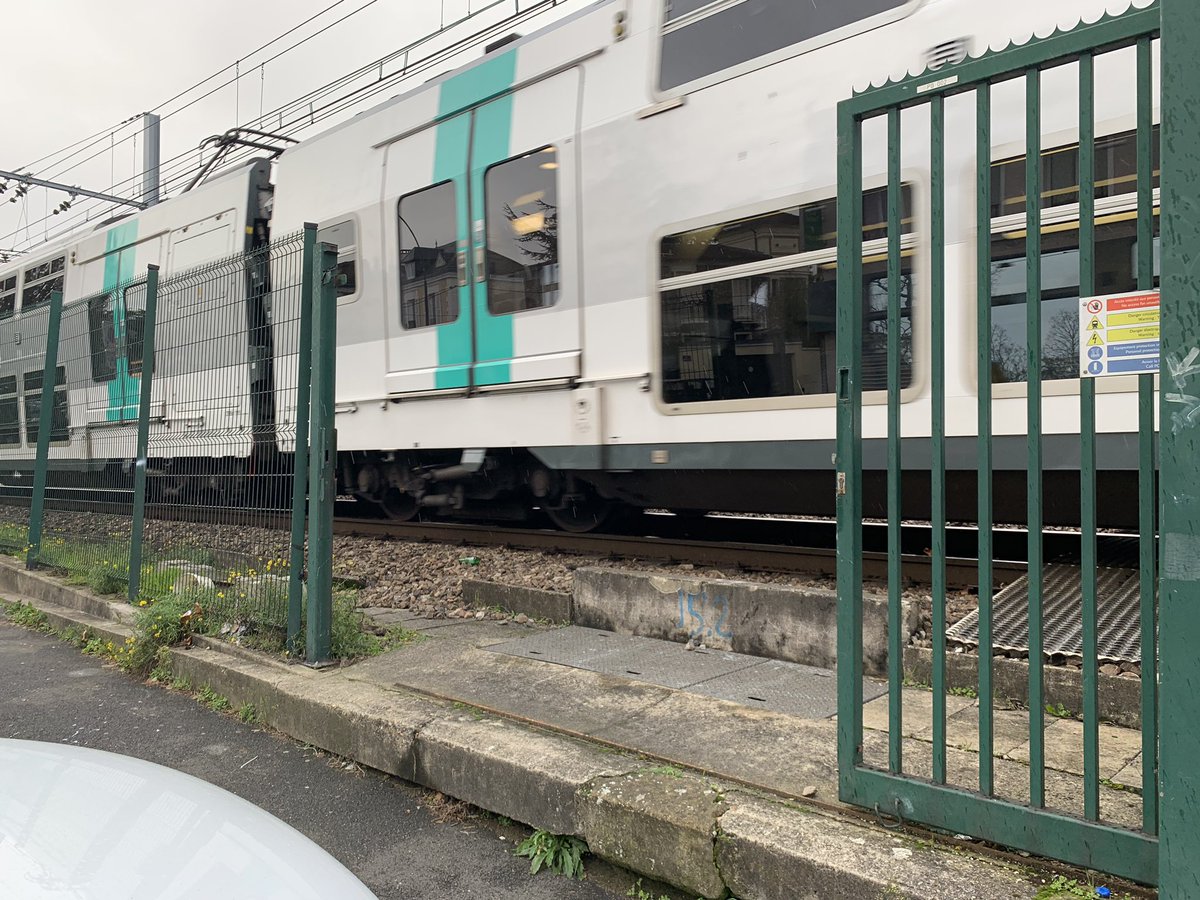GP_access's tweet photo. Bonjour @RER_A, un accès qui donne directement sur la voie est ouvert au niveau de la gare de Champigny. Pas top niveau sécurité https://t.co/2ijQF7MBk6