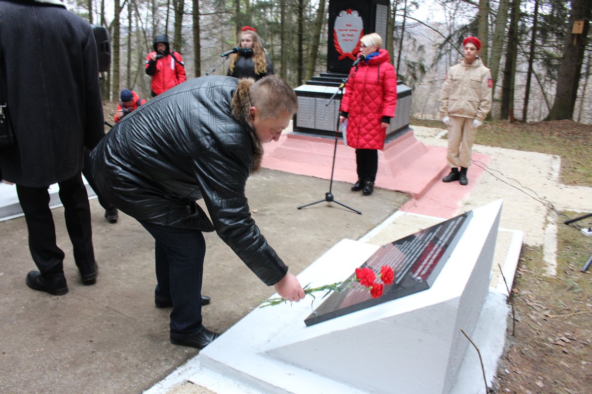 <a href="/Tularegion71/">Правительство ТО</a> На церемонии открытия мемориала бойцам и командиру 340-й стрелковой дивизии Саркису Мартиросяну глава города Алексина Эдуард Эксаренко отметил, что воспоминания о павших воинах и их подвиге навсегда останутся в памяти потомков