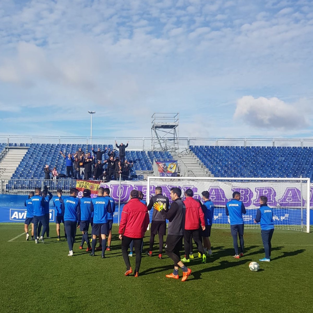 👏 Gracias por vuestro incondicional apoyo 💙 Daremos la vida para intentar daros una alegría mañana. Vosotros dejaos la garganta y nosotros el alma 💪🏻 #SomosFuenla #OrgulloYHumildad