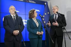 JasWedrowniczak's tweet photo. mowilem, ze to tylko #sciema...
#Prawybory #PrawyboryPrezydenckie #Kidawa #Kidawa2020 #Jaskowiak #PrezydentJJ #PrezydentJaskowiak  #Schetyna #ustawka #PO #koalicjaobywatelska #wyboryprezydenckie2020 
#Zmiana2020 #aleJaja https://t.co/AbrU09qWUI