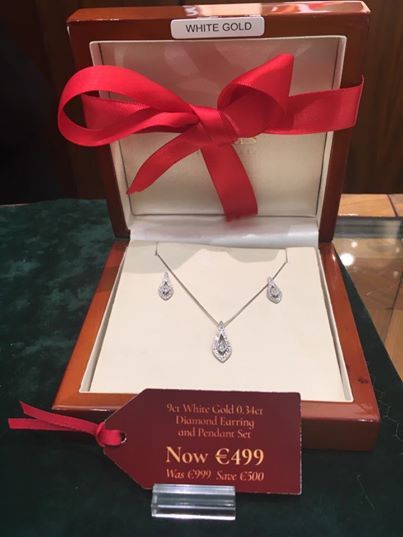 PlacePointApp's tweet photo. Shared for: Athlone Towncentre
🥰 They say the best things come in small packages and Fields the Jeweller have the perfect b.... view post here https://t.co/mQLOWNBL84

download the FREE PlacePoint app: https://t.co/sC66i2pGU9

#athlone #athlonetowncentre #a https://t.co/E1MB6CsQw4