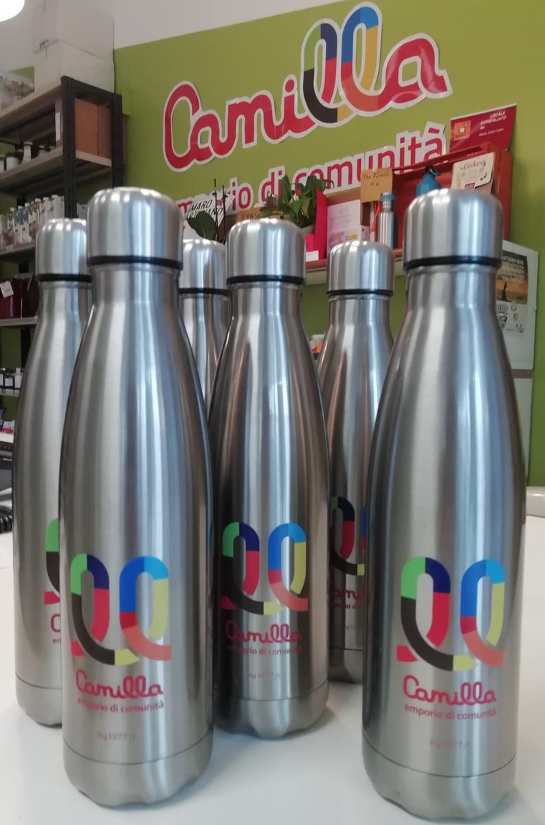 coopcamilla's tweet photo. 🎁 Argomento REGALI: non ci piace il consumismo sfrenato. Per chi vuole/può, invece, promuoviamo il dono di pensieri significativi, utili, per le persone a noi care. Come la nuova BORRACCIA di Camilla: termica, in acciaio, senza vernice ma con il logo del tuo Emporio preferito! https://t.co/HbU9r3vqzY