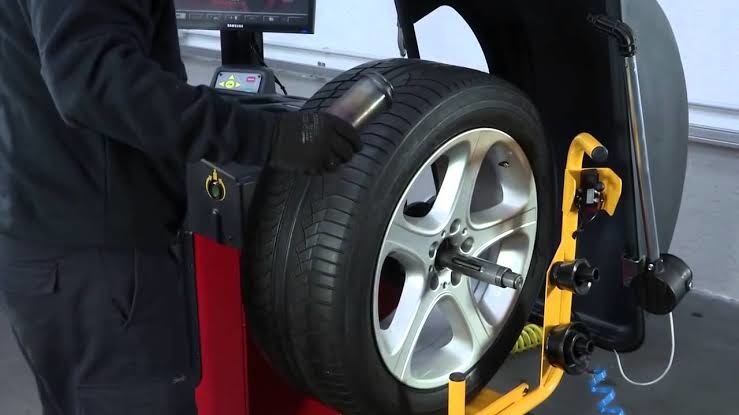 tyrefitng's tweet photo. When should you balance your tyres?

It is advised you balance your tyres when:

1. Buying new #tyres 
2. Rotating tyres
3. Repairing tyres
4. The #car hits a large pothole
5. The vehicle travels a minimum of 5000km

#SaturdayVibes #autocare #tyrefit https://t.co/G8EoZhFSmz