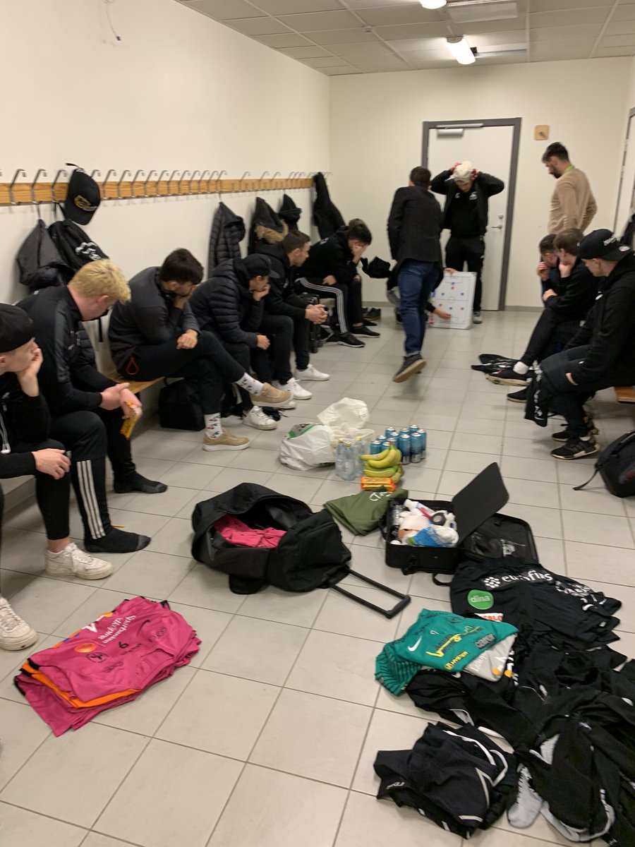 Lidkutdfutsal's tweet photo. Framme på arenan, dags för genomgång sen ska vi ut o värma! Underbara förutsättningar. Ni kan följa våran live uppdatering här nedan i kommentarer eller så kan ni se matchen live via vår fb sida. Väl mött 👍 #wantutri #junajted #luontour https://t.co/tufSuiBRLg