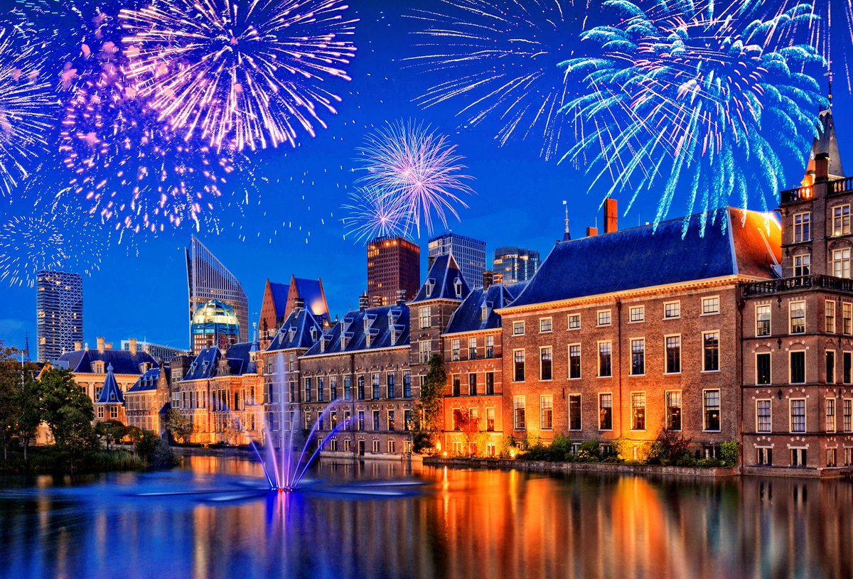 Yeah! Ook dit jaar weer vuurwerk en feest rond de Hofvijver tijdens Oudejaarsavond! Knallend het nieuwe jaar in met  DJ's en live muziek. Na het 'aftelmoment' (live op NPO 1) start de vuurwerk-, licht- en videoshow. Een goede start van het nieuwe jaar. >>denhaag.com/nl/event/57911/