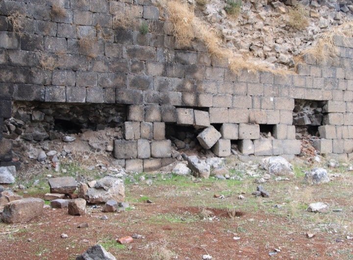 si_senoritaa's tweet photo. UNESCO Dünya kültür miras listesinde yer alan ve on bin yıllık tarihi olan kadim bir şehrin surlarının  bu hale gelmesi üzücü,yetkililerin bu duruma hemen bir el atması gerekiyor aksi takdirde sonu hasankeyf gibi olabilir.
#surlarasahipçık https://t.co/1B64o9bxoJ