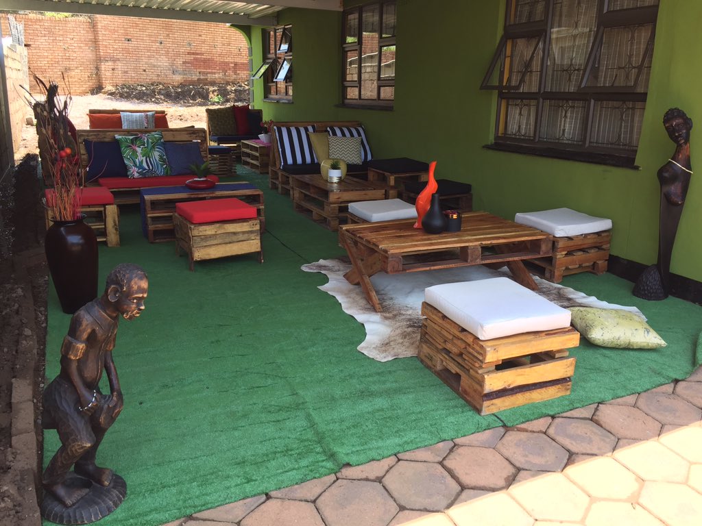 Thuledu2's tweet photo. Side hustle🤸‍♂️#ThuleduPalletsLounge https://t.co/TLgOK4ni8p