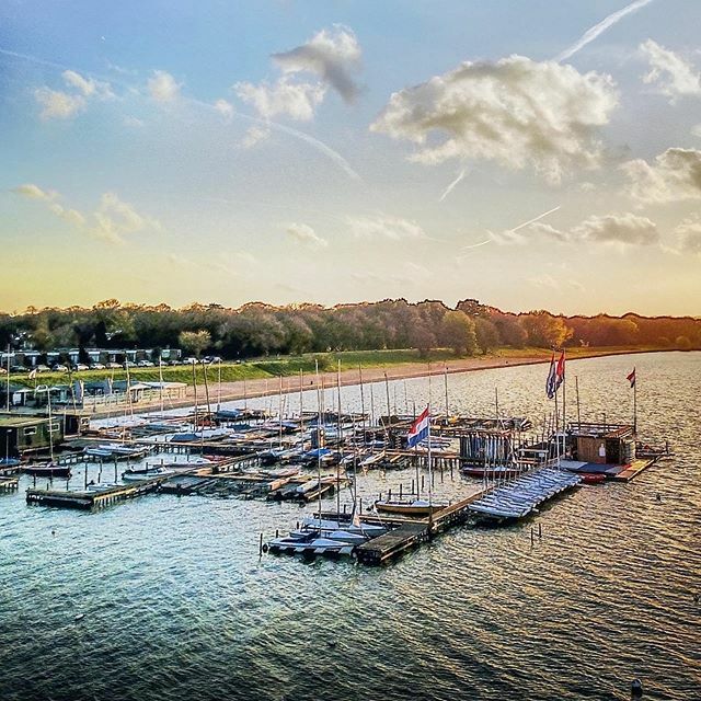 WSCMuiderberg's tweet photo. #havenmuiderberg 
Dank jimmy Fock Voor prachtige foto van haven muiderberg met drone genomen #thanks#strandmuiderberg
#zeilenmuiderberg#laatdezomermaarweerkomen https://t.co/HHrY9mAsaG https://t.co/biSk3XVQMO