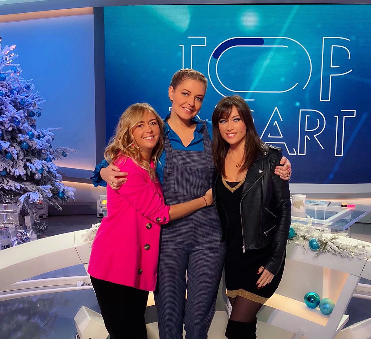 ElsaEsnoultOff's tweet photo. Émission Top Départ sur M6 avec Carine Galli et Enora Malagré 🐎
#emission #tv #m6 @M6 https://t.co/zK84uZDj6b
