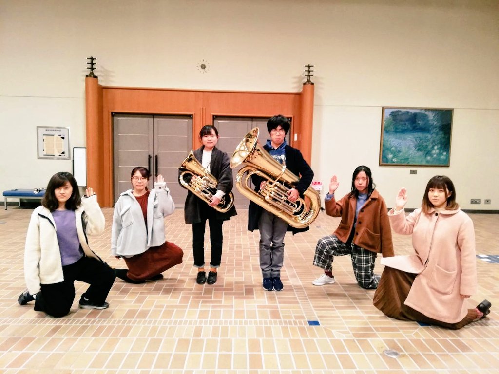 uspbrass's tweet photo. 【定期演奏会カウントダウン】
定期演奏会まであと⑧日
今日は低音パートから告知です！🥰

手✋手✋手✋手✋手✋手✋手✋手
彼らの手は何を表現しているのでしょうか…
手をたくさん見ていると、手がなんだかわからなくなってきますね笑
寒いので、手も大切に❤ https://t.co/8XUg5Do4Up
