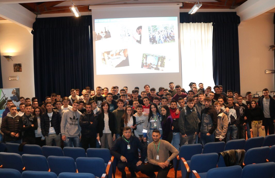 centroELIS's tweet photo. Riparte #YoungEnergy realizzato in collaborazione con @snam. Il programma rivolto agli studenti di 8 istituti tecnici del sud italia, con l'obiettivo di aiutarli a scegliere il loro percorso di formazione  e avviarli alla loro futura professione. #PCTO #AlternanzaScuolaLavoro https://t.co/x7WZcnxAwe