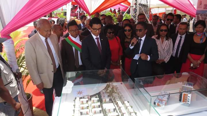 MATP_GOV_MG's tweet photo. #MAHTP #ANALOGH La concrétisation de la promesse du Président Andry Rajoelina de donner aux Malagasy un logement décent est en cours. 38 immeubles R+4 avec 16 appartements chacun seront construits dans le nouveau quartier d'Ivato. Ce n'est que le début d'autres suivront. https://t.co/q7u11KREQl