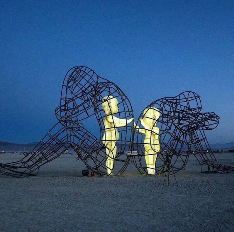 #حدثوني_عن_القمر
نلتقي خفيه 🌙
دون علمنا ..! 

رغم تلك المسافات التي بيننا.