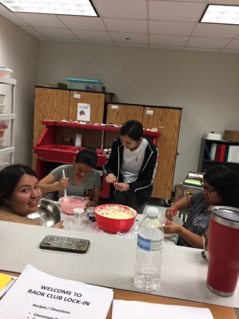 Indians_IHS's tweet photo. RAOK Club Baking lock-in.. last night #ihspride #ihsfamily @collierschools #randomactsofkindnessclub https://t.co/Vmrf2mjIm6