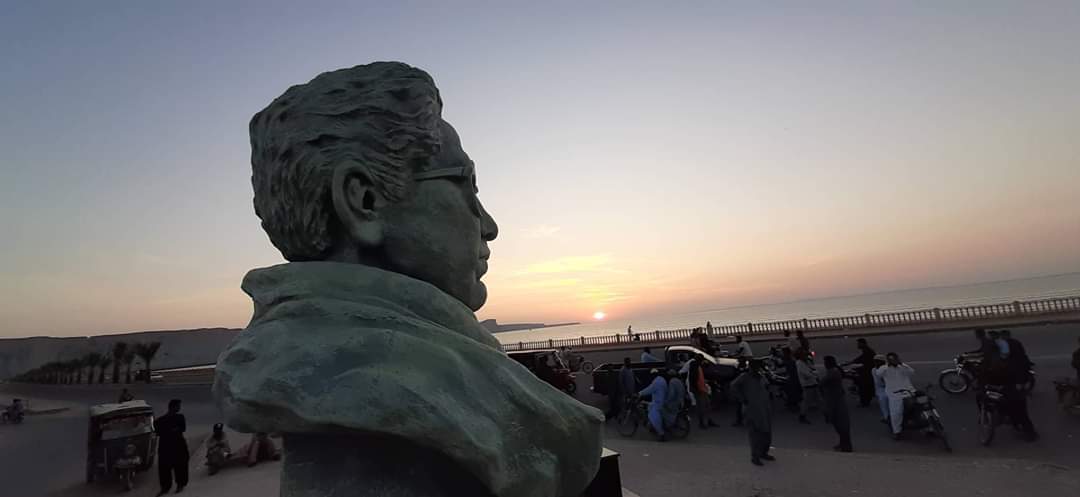 SheraanRind's tweet photo. Here goes the statue of the great Baloch poet, linguist orthographer, researcher, historian of Balochi language Sayad Zahoor Shah Hashmi that was inaugurated at Gawadar. A tribute to him by a brilliant artist Hassan Yadgarzadah.
گال اَنت کے گُپتار بنت، گپتار بنت کردار
#SyedHashmi https://t.co/ncNnJFXZqZ