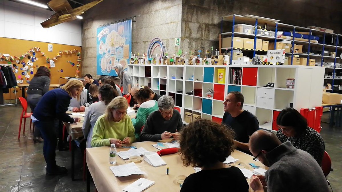 OshwiPin's tweet photo. Manos activas dándole al #oshwikit y conversaciones sobre tecnología y costura, vaya ambientazo #maker seguido de marea #oshwipinera esta mañana en @Brico_Labs @mc2coruna https://t.co/ztgip4sgmx