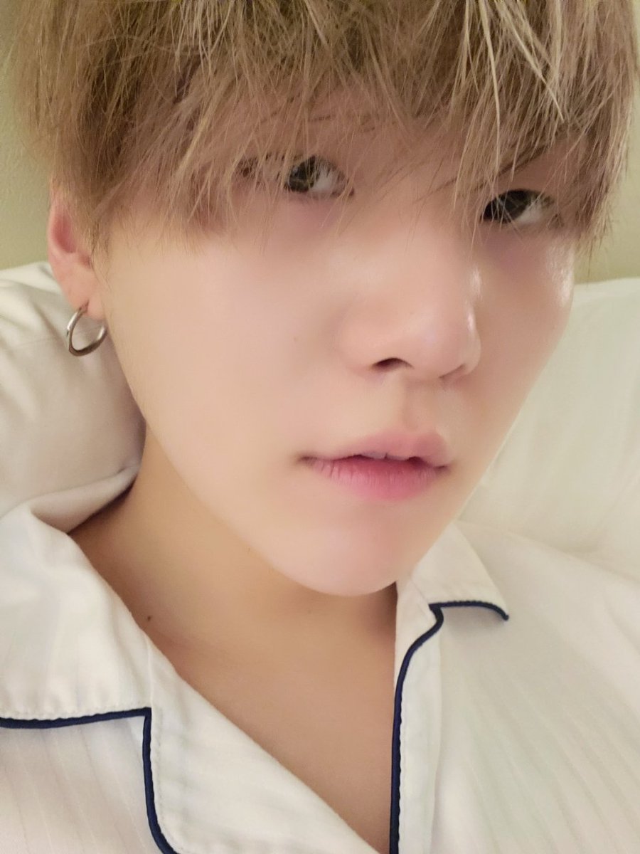 SUGA_esp's tweet photo. #SUGA actualizó en Twitter y en Weverse. 💘✨

«Buenas noches» y «es otra foto» fue lo que subió, en uno y otro.

¡¿No es lo más hermoso que han visto?! 💖✨💘

#방탄소년단슈가 #슈가 #민윤기 https://t.co/hRXEGMz2q4