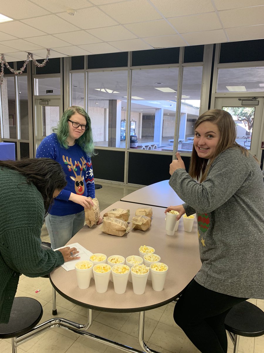 LEE_STUCO's tweet photo. We had a ton of fun yesterday with Santa’s Little Helpers!! ‘Tis the season! #stanta🌟☃️🎄🎁 https://t.co/Ge7jzNdKrf