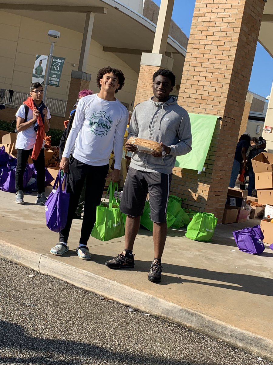 EvansHS_Hoops's tweet photo. Our guys had such a great time this morning assisting with the free food giveaway for families in need. Never underestimate the impact you can have in the community. @EvansHS_OCPS #brotherhood #family https://t.co/VGQ5Z3P604