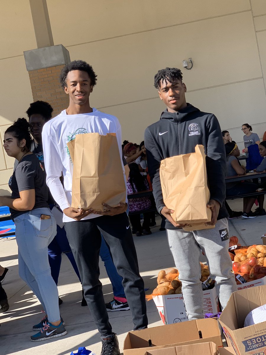 EvansHS_Hoops's tweet photo. Our guys had such a great time this morning assisting with the free food giveaway for families in need. Never underestimate the impact you can have in the community. @EvansHS_OCPS #brotherhood #family https://t.co/VGQ5Z3P604