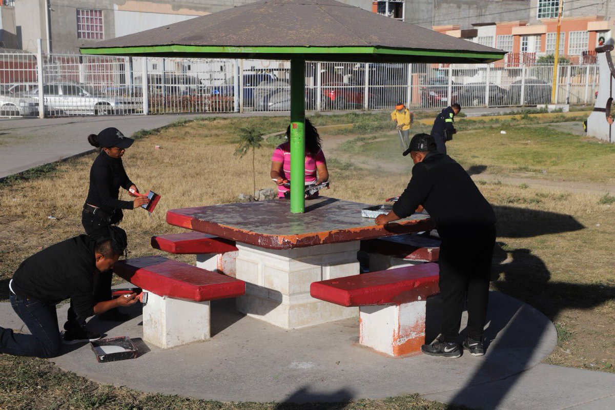 Por iniciativa del Secretariado Ejecutivo del Sistema Estatal de Seguridad Pública, esta mañana, realizamos la limpieza y embellecimiento del parque ubicado en Av. Mexiquense.
Trabajamos para construir la #CiudadSeguraYPróspera que tu familia merece.

#Tecámac