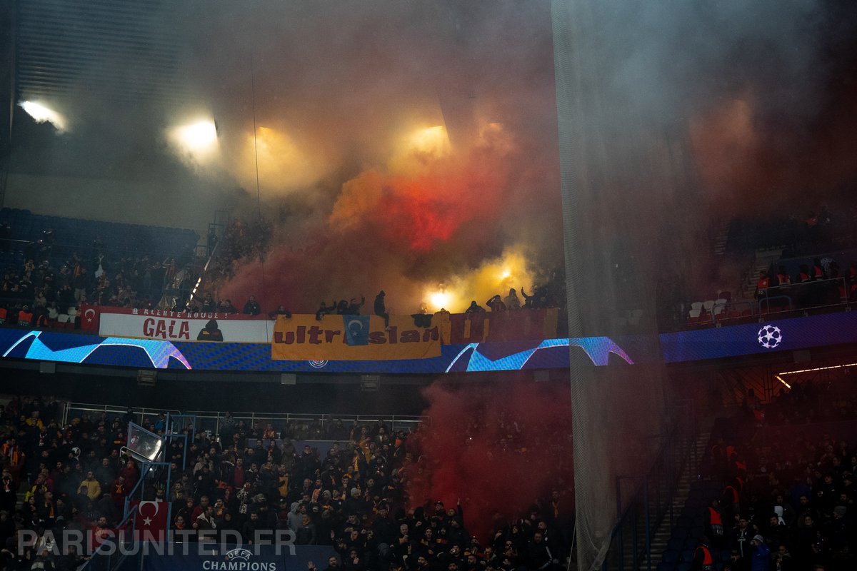 parisunited75's tweet photo. @PSG_inside @GalatasaraySK @PanafieuJ @Co_Ultras_Paris 🔴🔵🥁 @PSG_inside v @GalatasaraySK, c'était aussi le match des tribunes
📸 @sacha_mas x @Co_Ultras_Paris 
#PSG #PSGGS #LDC https://t.co/nRvS7hBg26