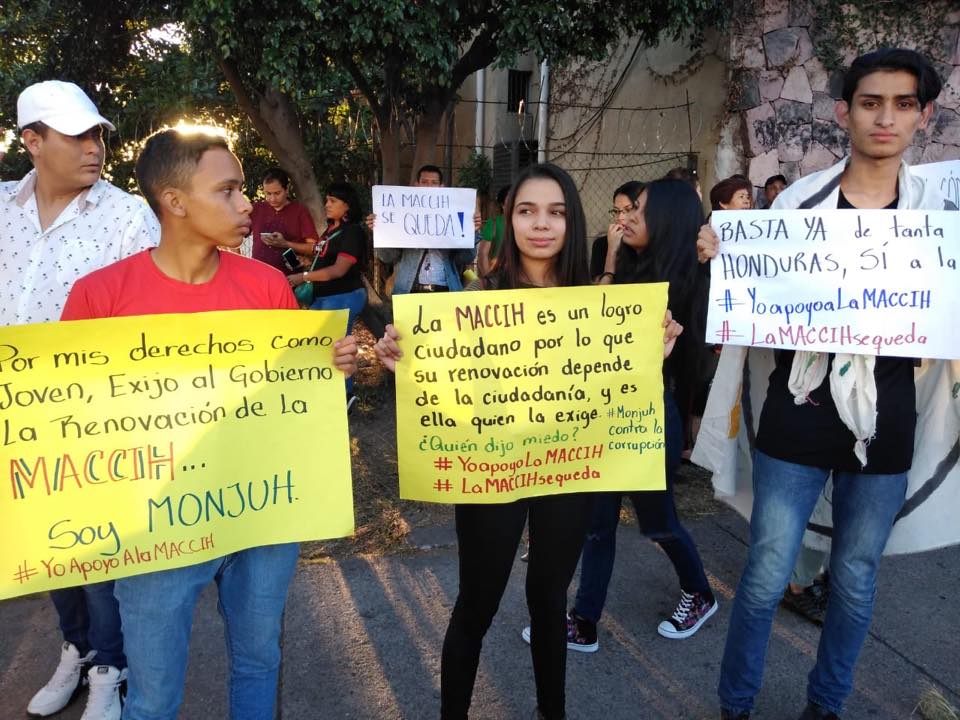 CentroCDH's tweet photo. ✊#RenovaciónContraLaCorrupción jóvenes del MONJUH participando en la movimilacion para la renovación de la #MACCIH en el país.
¡La lucha también es joven!
#LaMACCIHseQueda #YoApoyoALaMACCIH @JuanOrlandoH #MandáLaNota https://t.co/8g7ecX6gH3