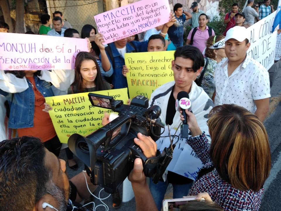 CentroCDH's tweet photo. ✊#RenovaciónContraLaCorrupción jóvenes del MONJUH participando en la movimilacion para la renovación de la #MACCIH en el país.
¡La lucha también es joven!
#LaMACCIHseQueda #YoApoyoALaMACCIH @JuanOrlandoH #MandáLaNota https://t.co/8g7ecX6gH3