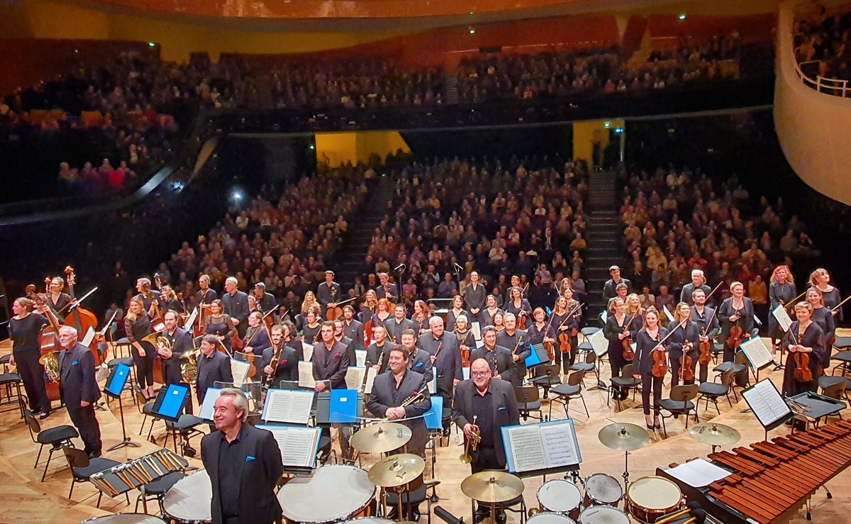 helene_mahln's tweet photo. Bravo @OPasdeloup conducted by #elenaschwarz ! with #MihkelPoll, #piano (for #Liszt #totanzen),
and #MisjaFitzgeraldMichel playing the #electriciteguitar (for the creation #sonosphere by #elzbietasikora). Also performed #beethoven #eroica At @philharmonie #paris
📷 @helene_mahln https://t.co/tSuP5VTo6U