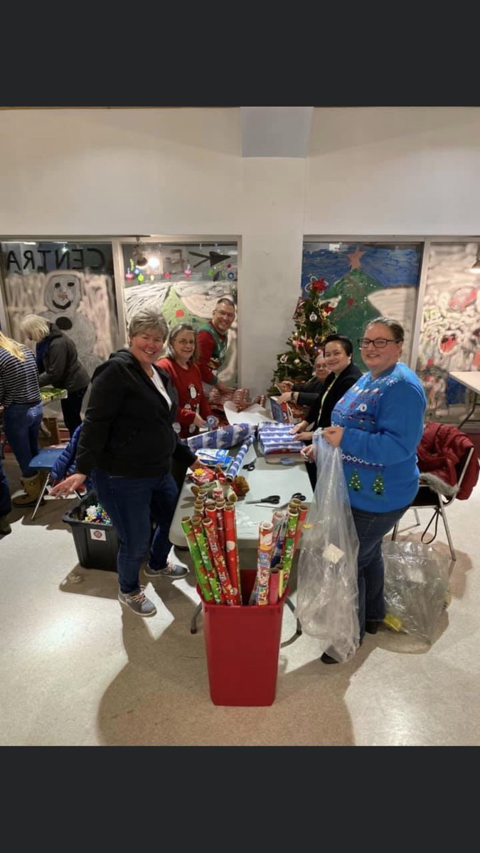 Having fun volunteering. Share the Spirit Yukon. Had some fun gift wrapping tonight <a href="/AndyCribb_TD/">Andy Cribb</a> @MattLymburner