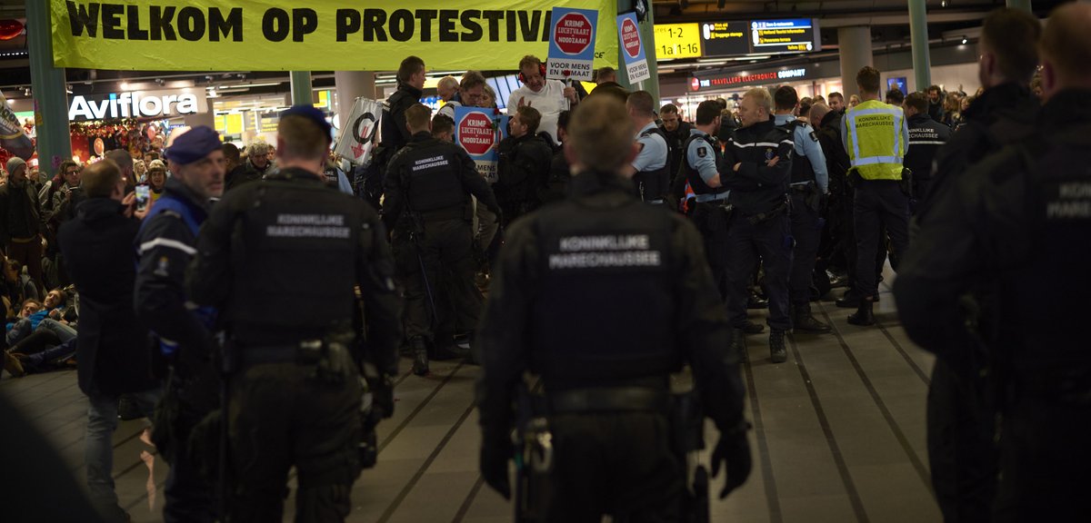 Nauwelijks handhaving op natuurvergunning, nauwelijks handhaving op aantal vluchten, nauwelijks handhaving op baangebruik #schiphol... maar vreedzame klimaatbeschermers, ja die moeten direct verwijderd worden.... #Protestival #krimpluchtvaart