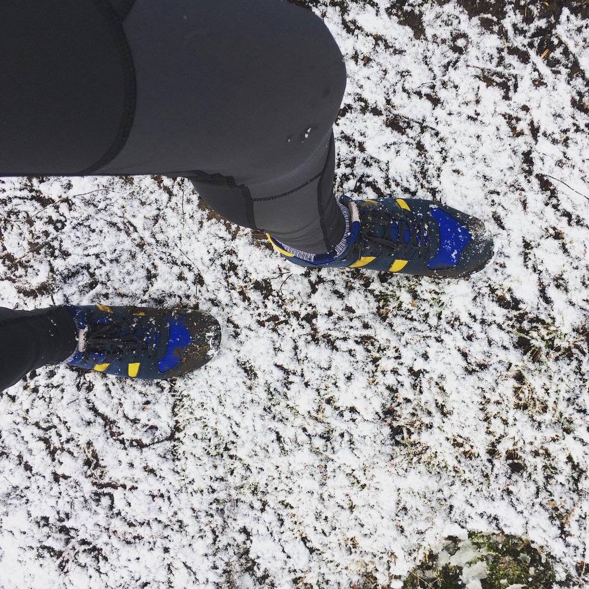 Tom_Saville's tweet photo. Winter has arrived on Kinder!
❄️❄️❄️
Nice little run with Issy up Fairbrook Naze to cheer on some @dpfellrunners midway through a Kinder Dozen.
👟: @normanwalshuk
🧥: @rab_equipment
#peakdistrict #darkpeak #kinder #fellrunning #kinderdozen #snow #kittest #wearethemountainpeople https://t.co/Jtz5fzWbgf